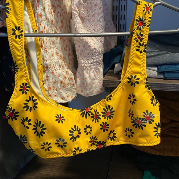 Solid and striped bikini top size large - Picture 4 of 4